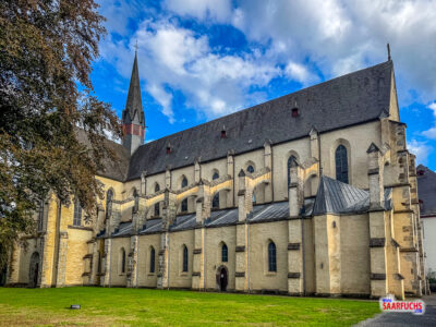Blick auf die Klosterbasilika vom Klostergarten