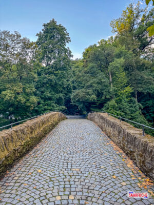 Blick auf die historische Nisterbrücke als Zugang zur Abtei Marienstatt