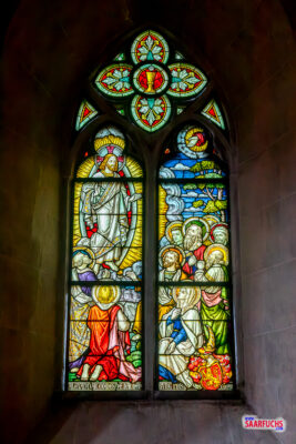 Kirchenfenster mit Jesus, Maria und Aposteln