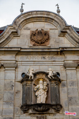 Marienfigur über dem Eingang am Hauptgebäude der Abtei Marienstatt