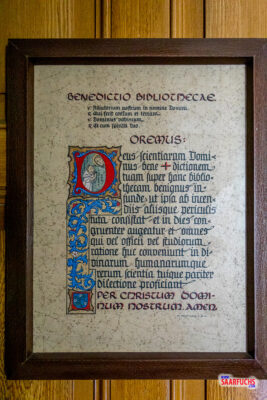 Historisches Dokument an der Wand der Klosterbibliothek der Abtei Marienstatt