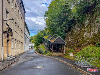 Weg zu den Apartments beim Gymnasium.