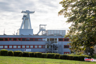 Blick auf das weiße Fördergerüst der ehemaligen Grube Göttelborn