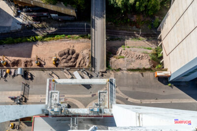 Blick nach unten vom Fördergerüst von Schacht 4 der Grube Göttelborn