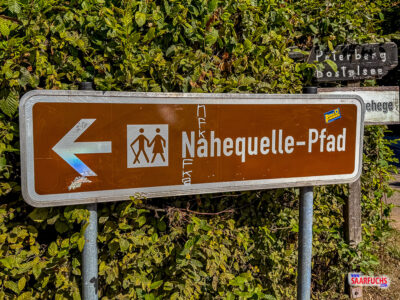 Wegweiser zum Wanderparkplatz für den Nahequelle-Pfad