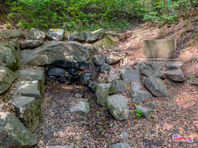 Fassung der Nahequelle mit fließendem Wasser im Selbacher Wald