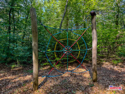 Kinderspielgerät als Seil-Spinnennetz auf einem Rastplatz im Wald