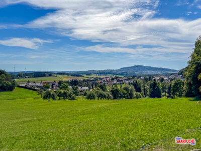 Weite grüne Wiese mit Panoramablick über die saarländische Hügellandschaft