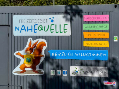 Wanderparkplatz mit einem grauen Sanitärcontainer