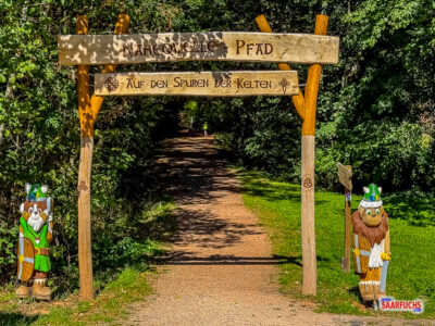 Hölzernes Wanderportal am Startpunkt der Traumschleife Nahequelle-Pfad
