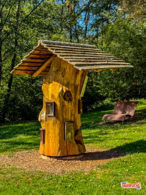 Wetterfester Bücherbaum aus Holz mit Büchern zum Tauschen am Wegesrand
