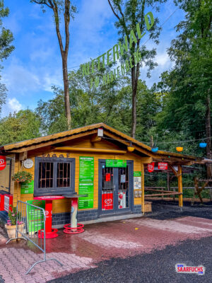Die geschlossene Holzhütte des Kletterwalds am Rande des Wildparks Bad Marienberg