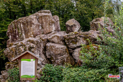 Die Informationstafel vor den Basaltfelsen der Großen Wolfsteine