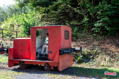 Eine zweite alte Eisenbahnlokomotive als Ausstellungsstück am Wegesrand