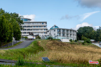Das moderne Gebäude des Wildpark Hotels oberhalb von Bad Marienberg
