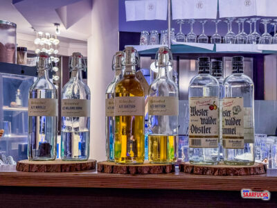 Ein Servierbrett mit Digestif-Gläsern und Edelbränden der Birkenhof Brennerei