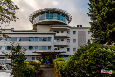 Der stilvolle Innenraum des 360-Grad-Drehrestaurants auf dem Hoteldach