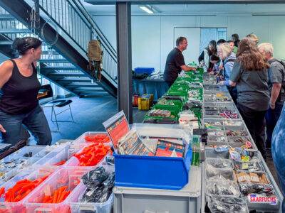 Verkaufsstand von Geoversand24 mit Geocaching-Zubehör auf der Zwischenetage