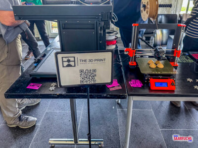 Große 3D-Drucker in Aktion am Ausstellungsstand von The 3D Print