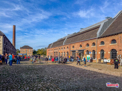 Eingangsbereich des Museums Zinkhütter Hof in Stolberg mit eintreffenden Geocaching-Event-Besuchern