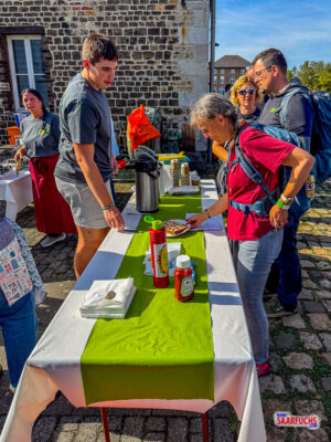 Frisch gebackene Waffeln auf einem Serviertisch beim Geocaching-Event