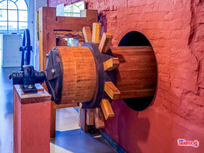 Modell eines historischen wasserkraftgetriebenen Hammers in der Museumsausstellung