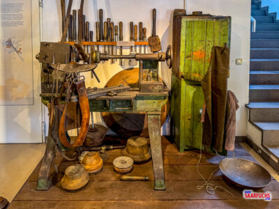 Rustikale historische Werkbank mit Werkzeugen im Industriemuseum Stolberg
