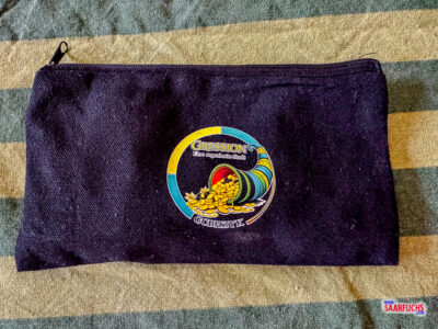 Schwarzer Stoffbeutel mit dem gedruckten Logo des Geocaching Mega-Events Gression