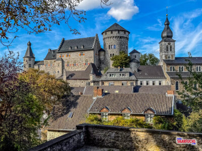 Spektakuläre Aussicht vom Kupfermeisterfriedhof auf die Burg Stolberg