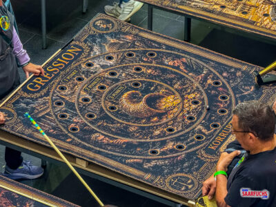 Große hölzerne Spieltische mit Laufbahnen und Vertiefungen für Kugelspiele auf dem Event