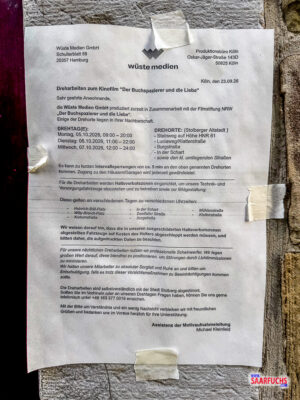 Anwohnerbrief an einer Hauswand mit Hinweisen auf Filmdreharbeiten in der Altstadt