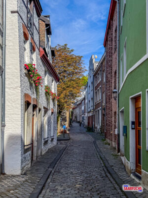 Kreuzung im historischen Kern von Stolberg mit Blick auf Altstadtgassen