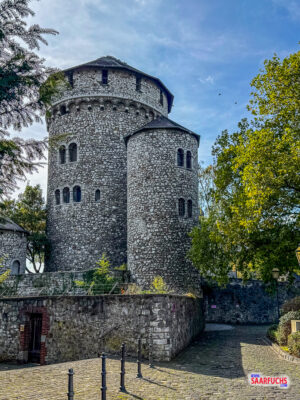 Blick entlang der historischen Außenmauer der Burg Stolberg