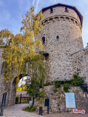 Der obere Burghof der Burg Stolberg mit dem mächtigen runden Bergfried