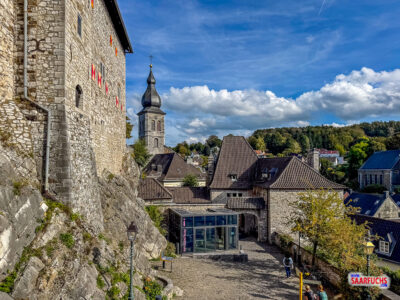 Treppenabgang vom Palas hinunter in den unteren Burghof der Burg Stolberg mit Blick auf den unteren Burghof