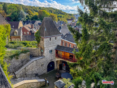 Blick von den Stufen der Burgtreppe auf den unteren Burghof