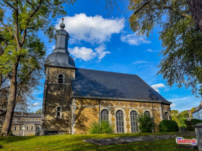 Die Finkenbergkirche mit den historischen Grabplatten des Kupfermeisterfriedhofs