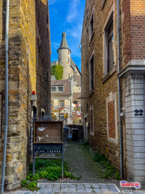 Blick durch eine schmale Seitengasse der Stolberger Altstadt auf die historische Burg