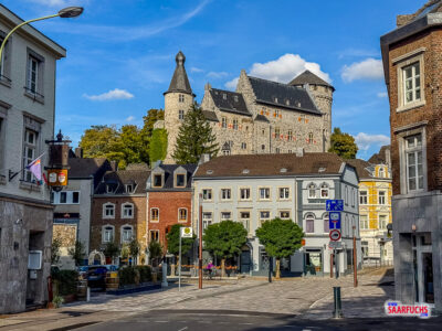 Blick vom Willi-Brandt-Platz über den Brunnen hinauf zur Burg Stolberg