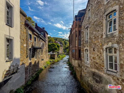 Blick von der Vichtbach-Brücke Richtung Süden über den sanierten Flusslauf