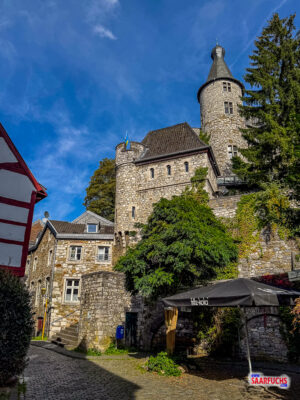 Kopfsteingepflasterte Altstadtgasse direkt unterhalb der Burg Stolberg