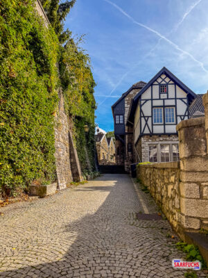 Gasse hinter Treppenaufgang zur Burg mit angrenzenden Fachwerkhäusern in Oberstolberg