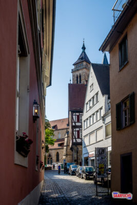 Blick durch die Archivstraße auf den Turm der Stadtkirche St. Dionys