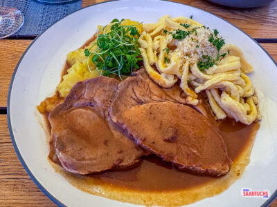 Der leckere schwäbische Schweinebraten mit Spätzle und Soße im Restaurant 1582