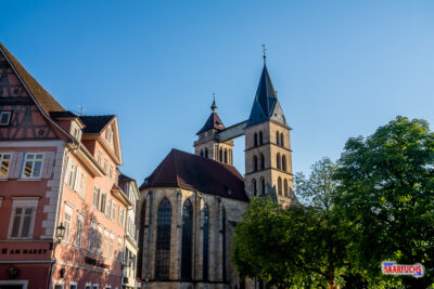Blick vom Marktplatz auf die Doppel-Türme der evangelischen Stadtkirche St. Dionys