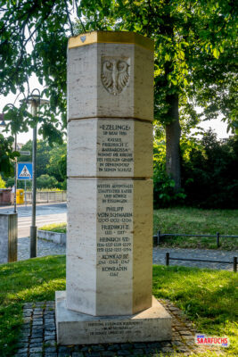Die Stauferstele auf einer Grünfläche in Esslingen
