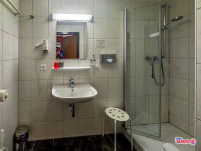Das moderne und zweckmäßige Badezimmer des Hotelzimmers