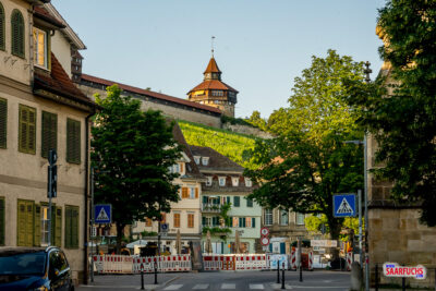Blick von der Abt-Fulrad-Straße auf den Marktplatz und die Burg Esslingen