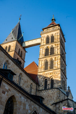 Blick auf die beiden Türme der Stadtkirche von unten