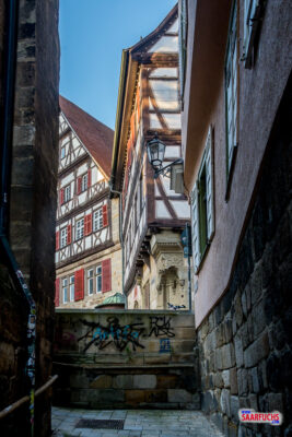Blick auf eine schmale, historische Treppe zwischen alten Wohnhäusern in Esslingen